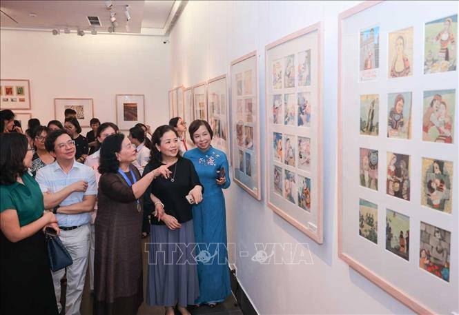 Các đại biểu tham quan triển lãm “Thế giới tuổi thơ qua các tác phẩm của cố NSND Ngô Mạnh Lân”. Ảnh: Hoàng Hiếu - TTXVN