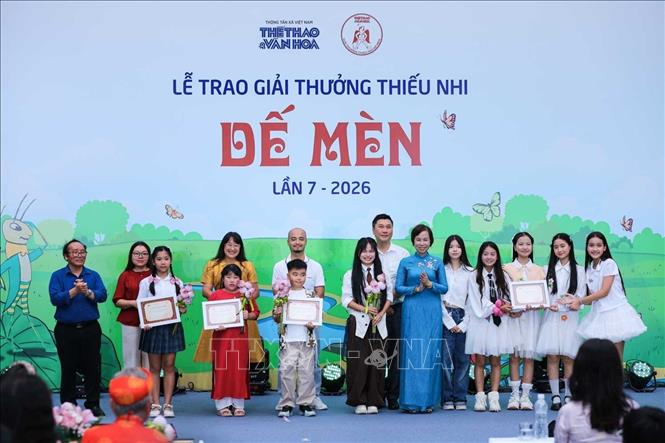 Tổng Giám đốc TTXVN Vũ Việt Trang và Nhà thơ Trần Đăng Khoa – Chủ tịch Hội đồng Giám khảo trao tặng thưởng của Hội đồng Giám khảo dành cho những tác phẩm mang dấu ấn sáng tạo đặc biệt của Giải thưởng Thiếu nhi Dế Mèn lần thứ 7 – năm 2026. Ảnh: Hoàng Hiếu - TTXVN