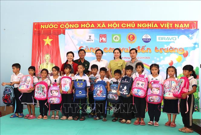 Những phần quà tới trường thiết thực được các đơn vị tài trợ mang đến tận nơi trao tặng cho học sinh xã biên giới Khánh Hưng. Ảnh: Đức Hạnh - TTXVN 