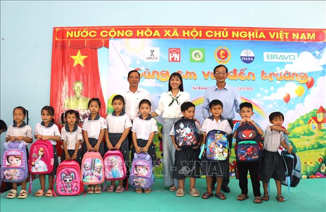 Những phần quà tới trường thiết thực được các đơn vị tài trợ mang đến tận nơi trao tặng cho học sinh xã biên giới Khánh Hưng. Ảnh: Đức Hạnh - TTXVN 