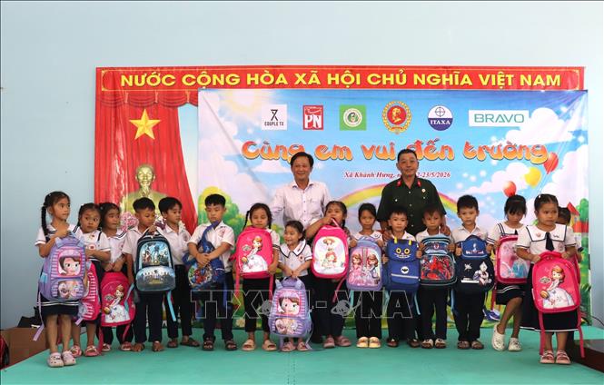 Những phần quà tới trường thiết thực được các đơn vị tài trợ mang đến tận nơi trao tặng cho học sinh xã biên giới Khánh Hưng. Ảnh: Đức Hạnh - TTXVN 