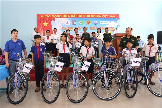 Những phần quà tới trường thiết thực được các đơn vị tài trợ mang đến tận nơi trao tặng cho học sinh xã biên giới Khánh Hưng. Ảnh: Đức Hạnh - TTXVN 