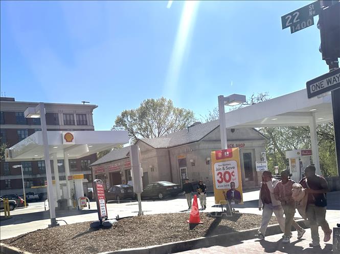 Một cây xăng ở trung tâm thủ đô Washington D.C. Ảnh: Ngọc Quang – PV TTXVN tại Mỹ