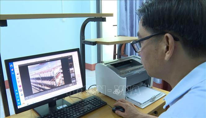 Theo ông Phạm Văn Minh, Phó Chủ tịch Hội Nông dân phường Lộc Ninh, hiện nay muốn phát triển nông nghiệp bền vững thì không thể sản xuất theo cách truyền thống mãi được mà phải từng bước ứng dụng khoa học kỹ thuật, công nghệ vào sản xuất. Ảnh: Đậu Tất Thành – TTXVN