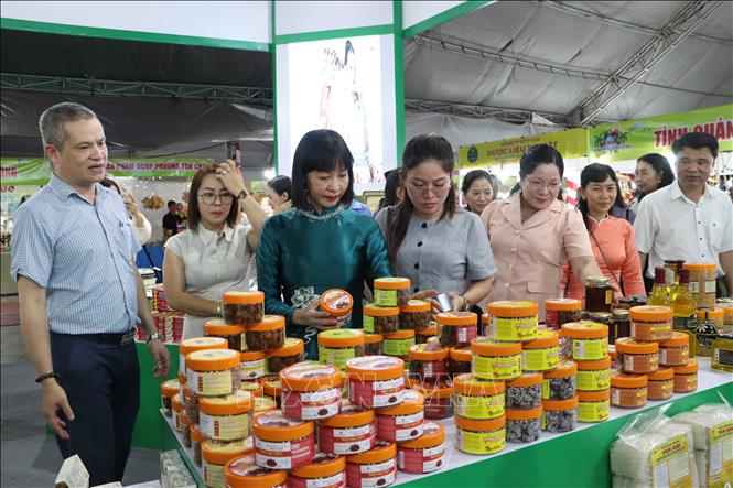 Khách tham quan các gian hàng trưng bày tại ngày hội. Ảnh: Lê Huy Hải - TTXVN 