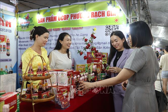 Khách tham quan các gian hàng trưng bày tại ngày hội. Ảnh: Lê Huy Hải - TTXVN 