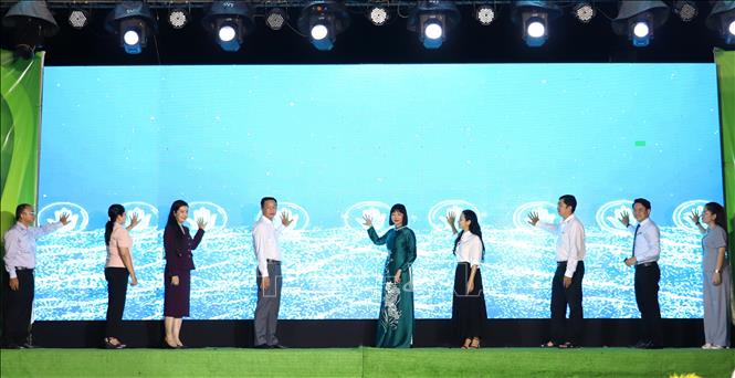 Các đại biểu thực hiện nghi thức khai mạc ngày hội. Ảnh: Lê Huy Hải - TTXVN 