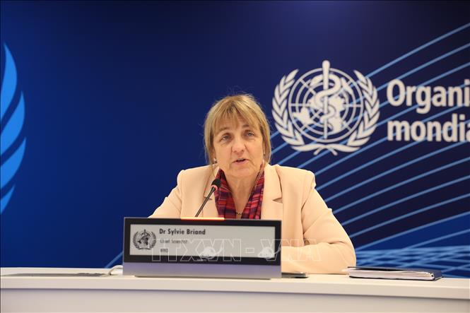 Nhà khoa học Sylvie Briand của WHO giải thích về các loại thuốc điều trị cho bệnh nhân nhiễm virus Ebola. Ảnh: Anh Hiển - PV TTXVN tại Thụy Sĩ 