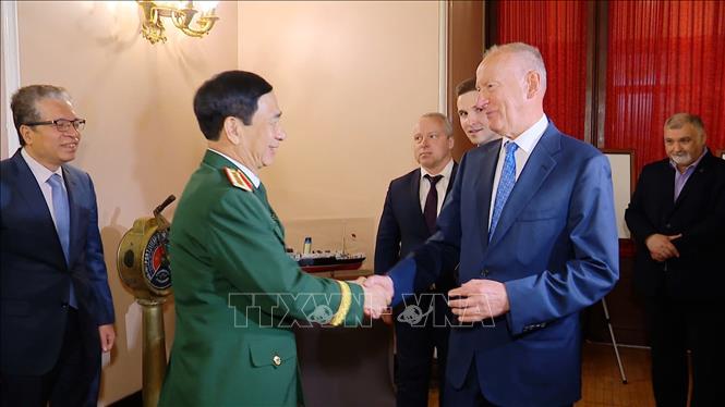 Trợ lý Tổng thống Nga Nikolai Patrushev đón Đại tướng Phan Văn Giang. Ảnh: TTXVN phát
