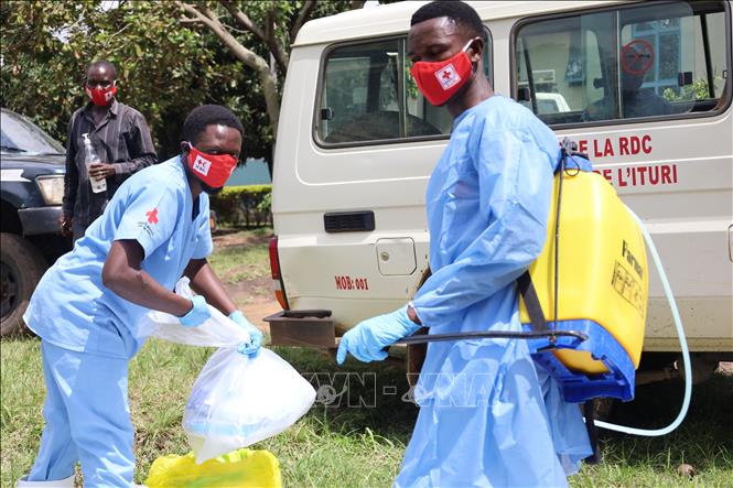 Nhân viên y tế khử trùng thiết bị sau khi một bệnh nhân nghi nhiễm Ebola tử vong, tại Bunia, tỉnh Ituri, CHDC Congo, ngày 21/5/2026. Ảnh: THX/TTXVN