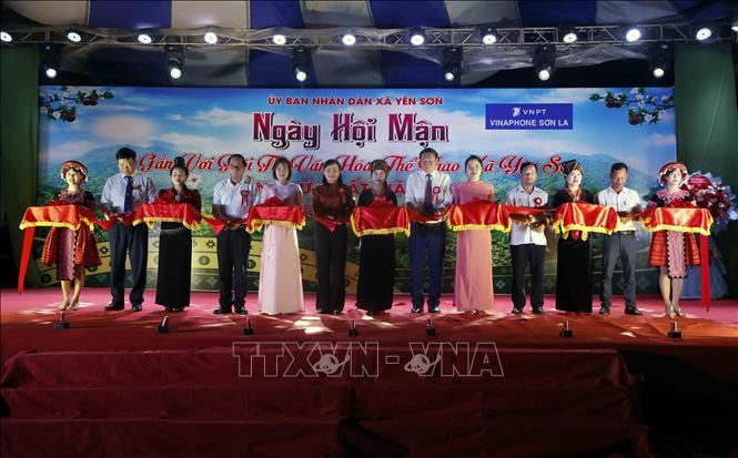 Đại biểu thực hiện nghi thức cắt băng khai mạc ngày hội. Ảnh: Quang Quyết - TTXVN