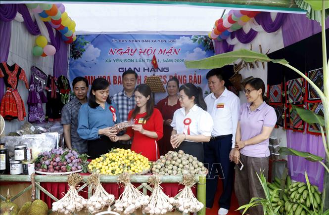 Đại biểu tham quan các gian trưng bày, giới thiệu sản phẩm đặc trưng của các bản, đơn vị trên địa bàn xã Yên Sơn. Ảnh: Quang Quyết - TTXVN