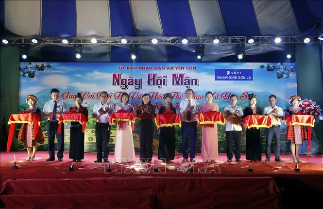 Đại biểu thực hiện nghi thức cắt băng khai mạc ngày hội. Ảnh: Quang Quyết - TTXVN