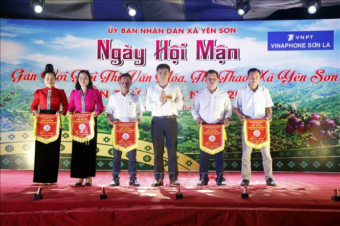Trao cờ lưu niệm cho đại diện các đơn vị tham gia ngày hội. Ảnh: Quang Quyết - TTXVN