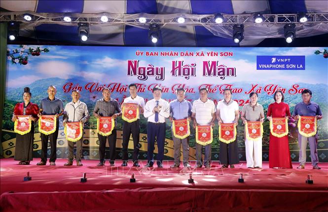 Trao cờ lưu niệm cho đại diện các đơn vị tham gia ngày hội.Ảnh: Quang Quyết - TTXVN