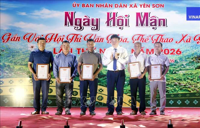 Vinh danh những hộ nông dân trồng mận tiêu biểu trên địa bàn xã. Ảnh: Quang Quyết - TTXVN