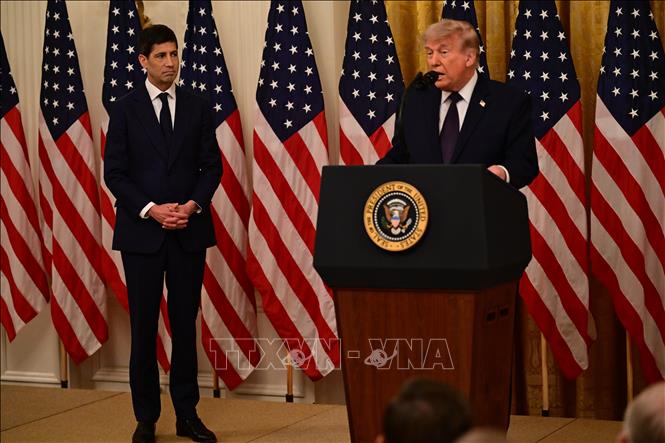 Tổng thống Mỹ Donald Trump (phải) phát biểu tại lễ tuyên thệ nhậm chức của tân Chủ tịch Cục Dự trữ Liên bang Mỹ (FED) Kevin Warsh ở Washington DC., ngày 22/5/2026. Ảnh: Anadolu Agency/TTXVN