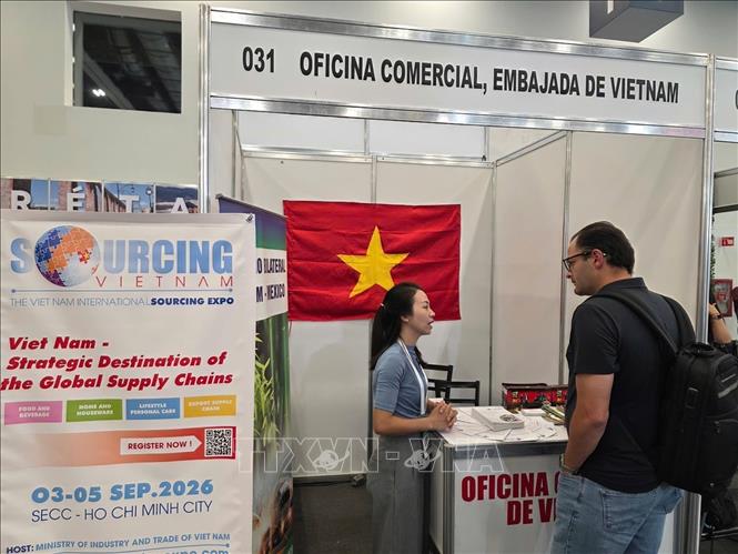 Doanh nghiệp quốc tế tham quan, tìm hiểu tại gian hàng Việt Nam. Ảnh: TTXVN phát