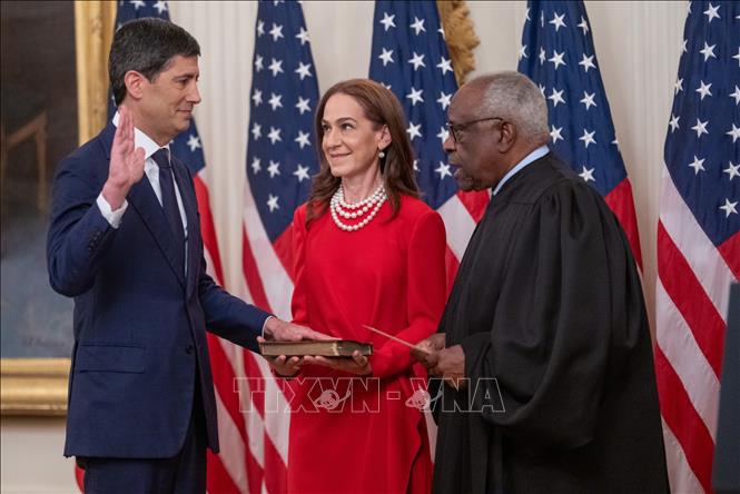 Tân Chủ tịch Cục Dự trữ Liên bang Mỹ (FED) Kevin Warsh (trái) tuyên thệ nhậm chức trước Thẩm phán Tòa án Tối cao Clarence Thomas (phải) tại Nhà Trắng, ngày 22/5/2026. Ảnh: Anadolu Agency/TTXVN