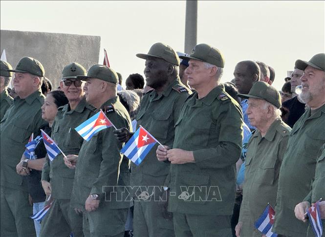 Bí thứ thứ Nhất, Chủ tịch Cuba Miguel Díaz-Canel Bermúdez (thứ 3, từ phải sang), cùng các lãnh đạo Đảng, Nhà nước, Chính phủ, Quốc hội Cuba tham dự sự kiện. Ảnh: Việt Hùng - P/v TTXVN tại Cuba