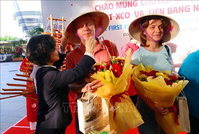 Tặng hoa, quà chúc mừng các hành khách đầu tiên đến Đà Nẵng trên đường bay trực tiếp. Ảnh: Trần Lê Lâm - TTXVN 