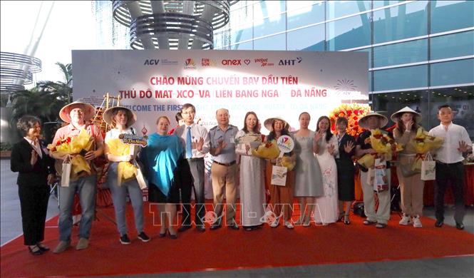 Tặng hoa, quà chúc mừng các hành khách đầu tiên đến Đà Nẵng trên đường bay trực tiếp. Ảnh: Trần Lê Lâm - TTXVN 