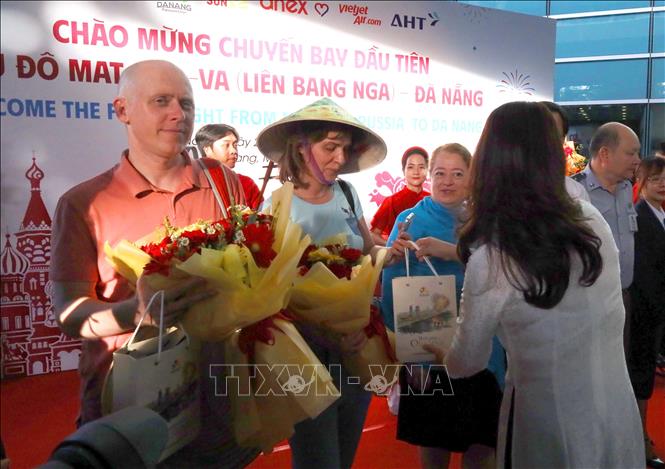 Tặng hoa, quà chúc mừng các hành khách đầu tiên đến Đà Nẵng trên đường bay trực tiếp. Ảnh: Trần Lê Lâm - TTXVN 