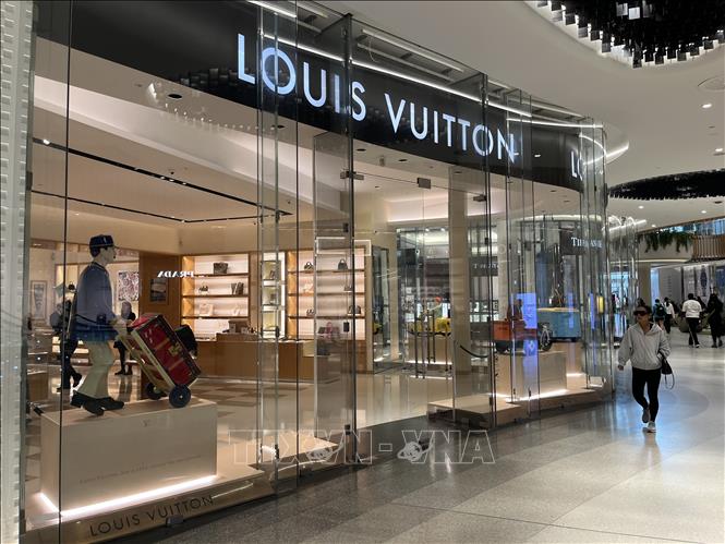 Không biển sale, thương hiệu Louis Vuitton vận hành theo logic riêng của phân khúc xa xỉ phẩm. Ảnh: Hương Giang - PV TTXVN tại Anh