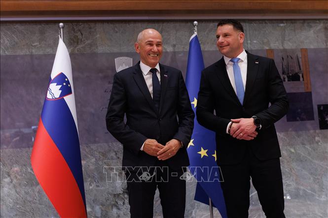 Ông Janez Jansa và Chủ tịch Quốc hội Slovenia Zoran Stevanovic sau phiên bỏ phiếu ở Ljubljana ngày 22/5/2026. Ảnh: THX/TTXVN
