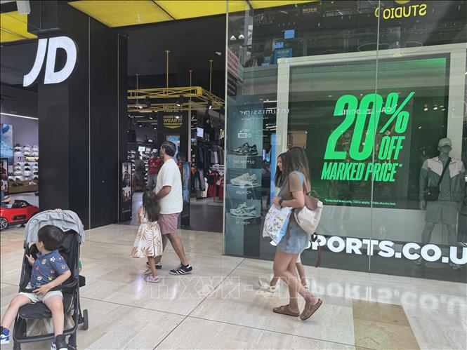 JD Sports - chuỗi bán lẻ thời trang thể thao lớn nhất nước Anh - treo biển giảm giá 20% tại Westfield London. Ảnh: Hương Giang - PV TTXVN tại Anh