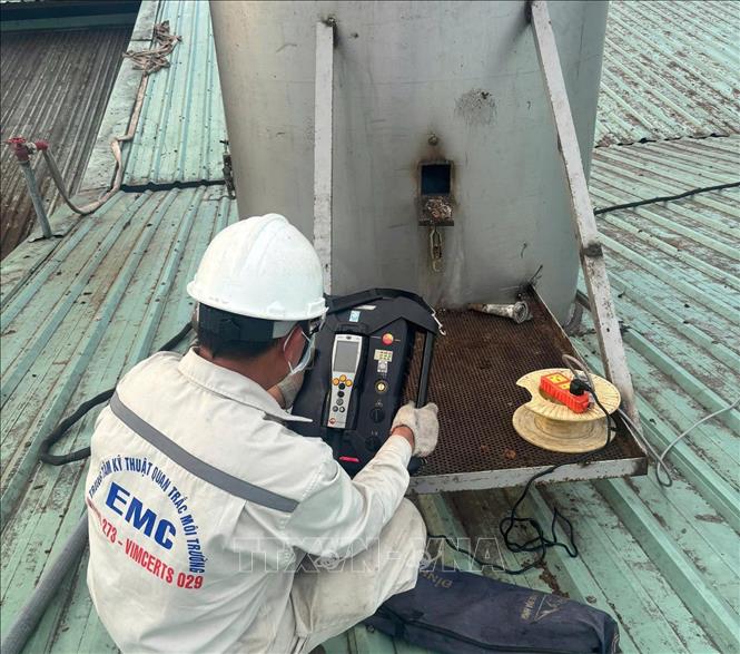 Quan trắc nguồn khí thải tại Nhà máy Wood Pellets. Ảnh: TTXVN