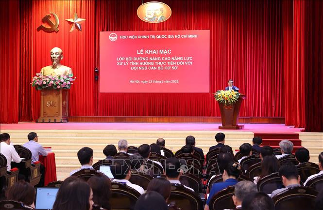 PGS.TS Đoàn Minh Huấn, Ủy viên Bộ Chính trị, Giám đốc Học viện Chính trị quốc gia Hồ Chí Minh phát biểu khai mạc. Ảnh: Văn Điệp - TTXVN