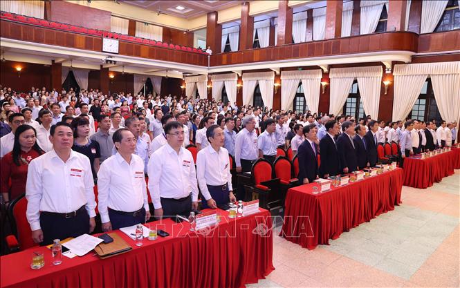 Các đại biểu và học viên thực hiện nghi thức chào cờ. Ảnh: Văn Điệp - TTXVN
