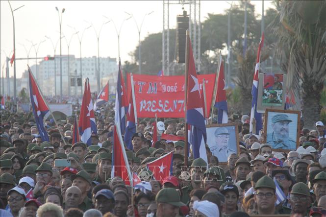 Người dân Cuba giương cao quốc kỳ, biểu ngữ cùng hình ảnh Tổng tư lệnh Fidel Castro và nhà lãnh đạo cách mạng Raúl Castro ở thủ đô La Habana. Ảnh: Ngọc Duy - PV TTXVN tại Cuba