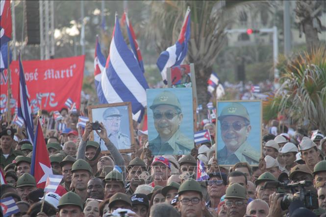 Người dân giơ cao hình ảnh nhà lãnh đạo cách mạng Raúl Castro trong cuộc mít tinh ở thủ đô La Habana. Ảnh: Ngọc Duy - PV TTXVN tại Cuba