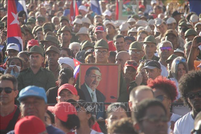 Người dân mang theo ảnh nhà lãnh đạo cách mạng Raúl Castro trong cuộc mít tính tại Quảng trường Phản đế ở thủ đô La Habana. Ảnh: Ngọc Duy - PV TTXVN tại Cuba