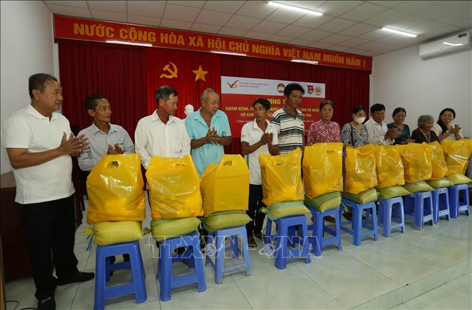  Phát quà cho người dân tại phường Vị Tân, thành phố Cần Thơ. Ảnh: Duy Khương – TTXVN