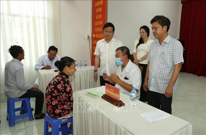 Lãnh đạo thành phố Cần Thơ, phường Vị Tân động viên, thăm hỏi người dân tại buổi khám bệnh tại phường Vị Tân. Ảnh: Duy Khương – TTXVN