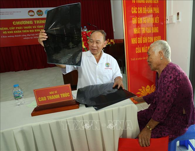  Bác sỹ tư vấn chăm sóc sức khỏe cho người dân tại phường Vị Tân. Ảnh: Duy Khương – TTXVN