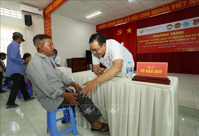  Khám bệnh cho người dân tại phường Vị Tân. Ảnh: Duy Khương – TTXVN