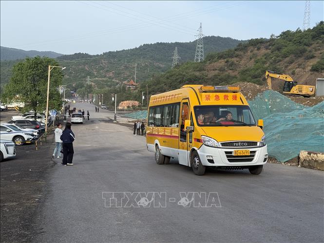 Lực lượng cứu hộ được triển khai tới hiện trường vụ nổ mỏ than ở huyện Tẩm Nguyên, tỉnh Sơn Tây, miền Bắc Trung Quốc, ngày 23/5/2026. Ảnh: THX/TTXVN
