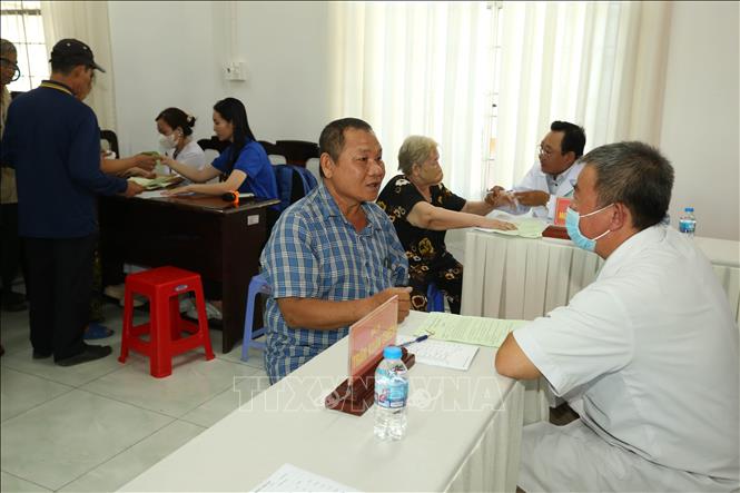  Khám bệnh cho người dân tại phường Vị Tân. Ảnh: Duy Khương – TTXVN
