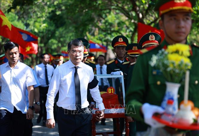 Thủ tướng Lê Minh Hưng truy điệu hài cốt liệt sĩ Quân tình nguyện và chuyên gia Việt Nam, tại Nghĩa trang liệt sĩ Quốc gia Đường 9 (Quảng Trị). Ảnh: Dương Giang – TTXVN
