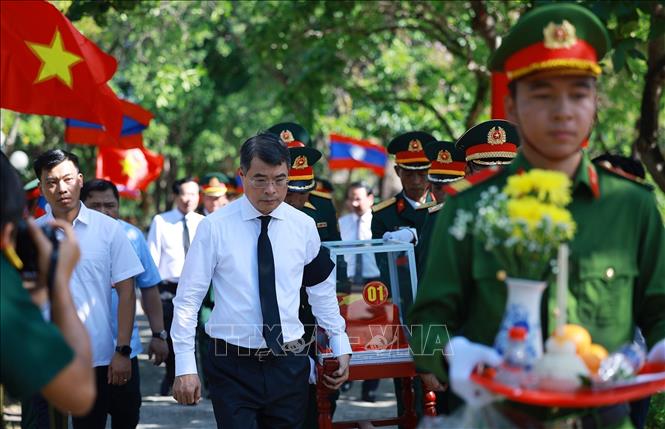 Thủ tướng Lê Minh Hưng truy điệu hài cốt liệt sĩ Quân tình nguyện và chuyên gia Việt Nam, tại Nghĩa trang liệt sĩ Quốc gia Đường 9 (Quảng Trị). Ảnh: Dương Giang – TTXVN
