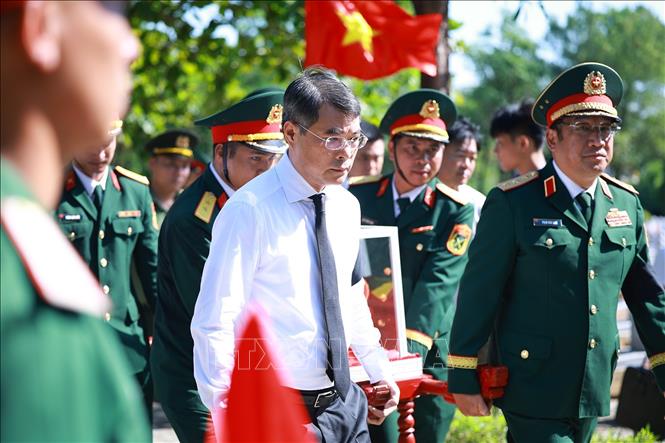 Thủ tướng Lê Minh Hưng truy điệu hài cốt liệt sĩ Quân tình nguyện và chuyên gia Việt Nam, tại Nghĩa trang liệt sĩ Quốc gia Đường 9 (Quảng Trị). Ảnh: Dương Giang – TTXVN

