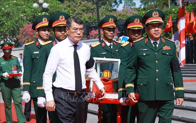 Thủ tướng Lê Minh Hưng truy điệu hài cốt liệt sĩ Quân tình nguyện và chuyên gia Việt Nam, tại Nghĩa trang liệt sĩ Quốc gia Đường 9 (Quảng Trị). Ảnh: Dương Giang – TTXVN
