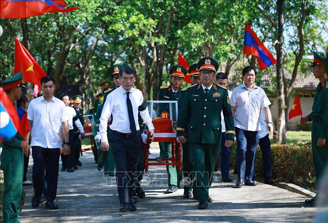 Thủ tướng Lê Minh Hưng truy điệu hài cốt liệt sĩ Quân tình nguyện và chuyên gia Việt Nam, tại Nghĩa trang liệt sĩ Quốc gia Đường 9 (Quảng Trị). Ảnh: Dương Giang – TTXVN
