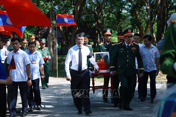 Thủ tướng Lê Minh Hưng truy điệu hài cốt liệt sĩ Quân tình nguyện và chuyên gia Việt Nam, tại Nghĩa trang liệt sĩ Quốc gia Đường 9 (Quảng Trị). Ảnh: Dương Giang – TTXVN
