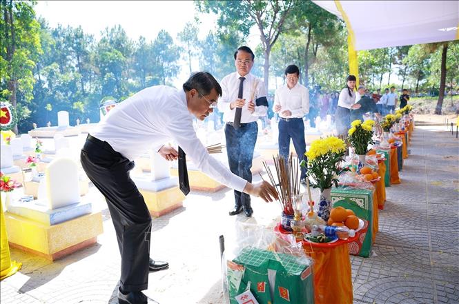 Thủ tướng Lê Minh Hưng thắp hương phần mộ liệt sĩ Quân tình nguyện và chuyên gia Việt Nam, tại Nghĩa trang liệt sĩ Quốc gia Đường 9 (Quảng Trị). Ảnh: Dương Giang – TTXVN
