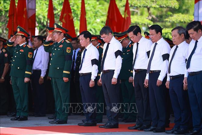 Thủ tướng Lê Minh Hưng và các đại biểu mặc niệm các liệt sĩ Quân tình nguyện và chuyên gia Việt Nam. Ảnh: Dương Giang-TTXVN
